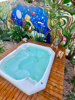 Toucan House Sleeps 6 - with AC & Jacuzzi!